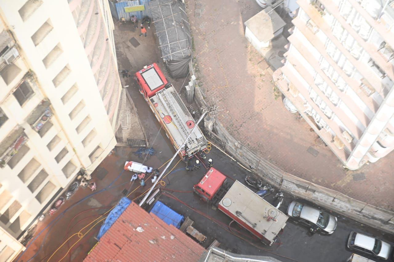 Rescure operations at Kamala building. Pic/Bipin Kokate